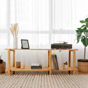 O rack de madeira pinus combina com a sua decoração? Descubra por que esse material virou tendência e como usá-lo na sua sala de estar!