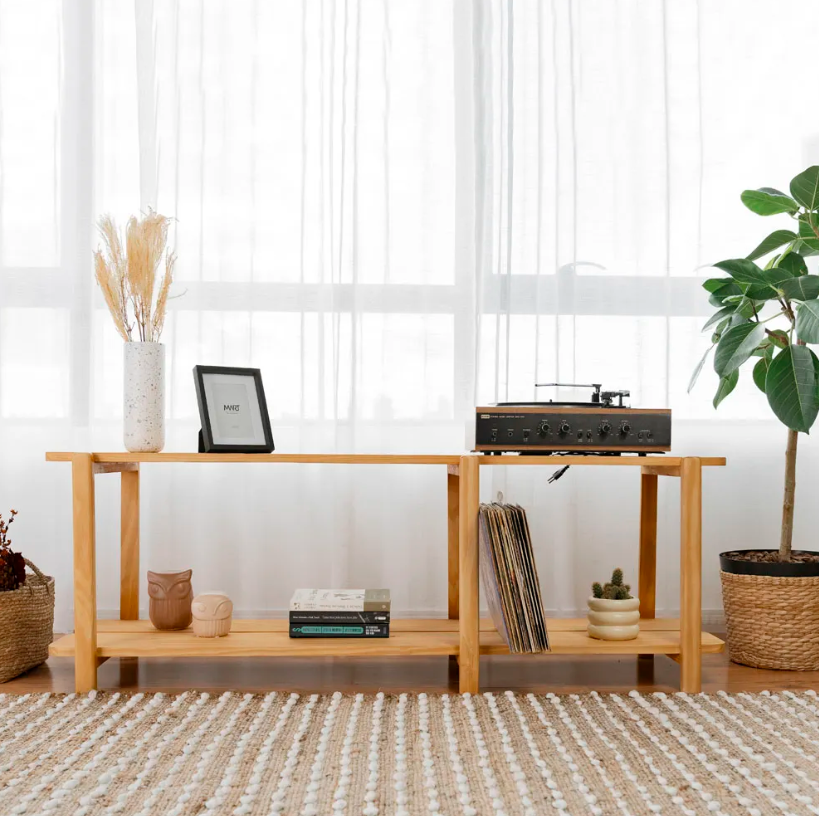 O rack de madeira pinus combina com a sua decoração? Descubra por que esse material virou tendência e como usá-lo na sua sala de estar!