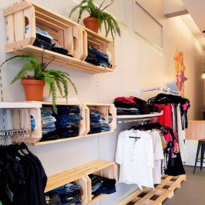 Descubra como usar o Caixote de Madeira como elemento-chave para uma decoração rústica ou industrial.