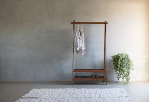 Móveis soltos vs. Planejados: Por que a flexibilidade é o novo luxo na decoração